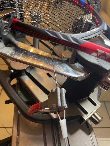 Starterklemme Professional in Anwendung an einem Tennisschläger mit Verlängerungsseil