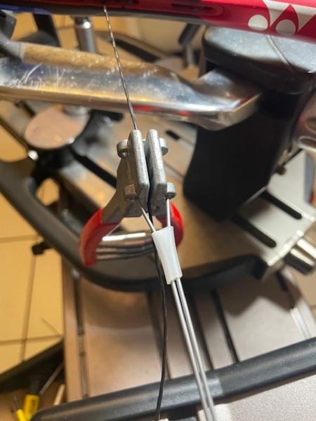 Starterklemme Professional in Anwendung mit Verlängerungsseil an einer Besaitungsmaschine